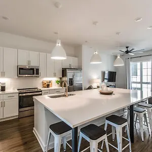 Brand New 4 Bedroom 4bath Townhome With Amazing Rooftop! Holiday home