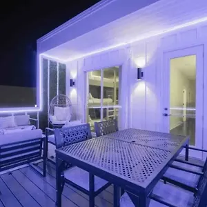 Luxury Four-story Home, Rooftop Deck With Views, Pingpong! Sleeps 12! Holiday home